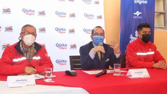 El gerente del Metro de Quito, Efraín Bastidas (centro), durante una rueda de prensa, el 31 de marzo de 2022.