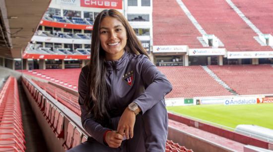 Isabel Trujillo sonríe en una de las tribunas del estadio de Liga de Quito, en marzo de 2022.