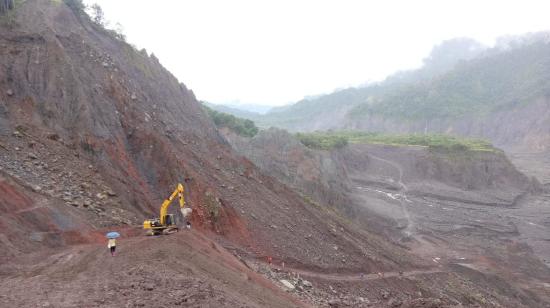 Ciudadanos realizan mingas para construir una variante vial en el sector de Piedra Fina, en marzo de 2022.