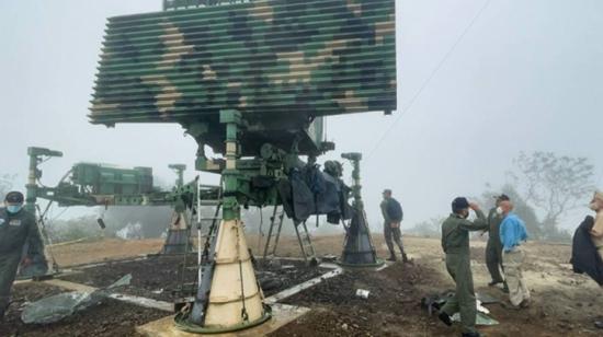 Tras el atentado, ocurrido en la madrugada del 7 de noviembre, el ministro de Defensa Luis Hernández, visitó el cerro de Montecristi, para verificar los daños en el radar.