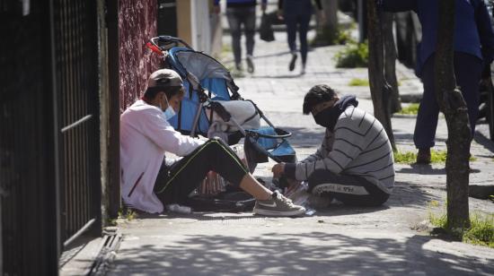 Dos personas en situción de mendicidad en las calles de Quito, el 30 de diciembre de 2021.