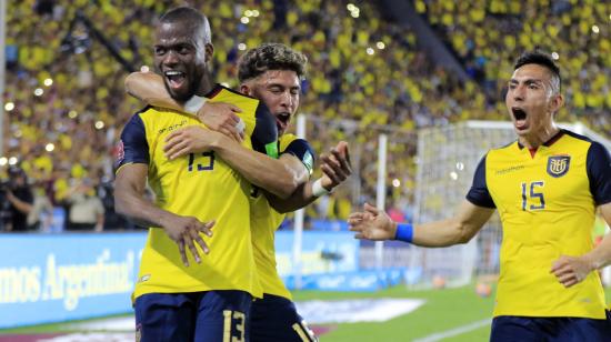 El delantero Enner Valencia celebra con sus compañeros de Selección el 1-1 anotado frente a Argentina, por la Fecha 18 de las Eliminatorias en el estadio Banco Pichincha.