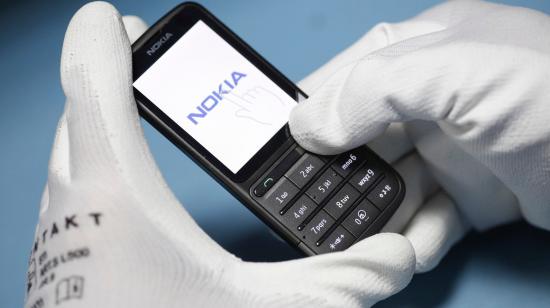 Un trabajador de Nokia deja listo uno de los modelos más populares, el 20 de enero de 2020. 