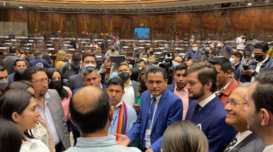 Asambleístas de UNES, el PSC y la facción rebelde de Pachakutik se tomaron en Pleno este 1 de abril de 2022.