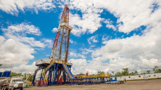 La instalación de un taladro en un pozo petrolero en el campo Sacha, en Orellana, en  octubre de 2021.