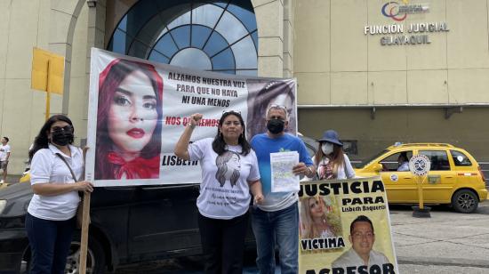 Kathy Muñoz y Mario Baquerizo protestan afuera del juzgado donde debería realizarse el juicio por el asesinato de su hija. Guayaquil, 29 de marzo de 2022.