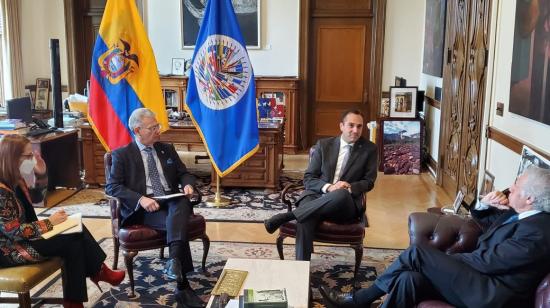 El canciller, Juan Carlos Holguín, (segundo desde la derecha) se reunió con Luis Almagro, secretario general de la OEA, en Washington, el 1 de abril de 2022. 