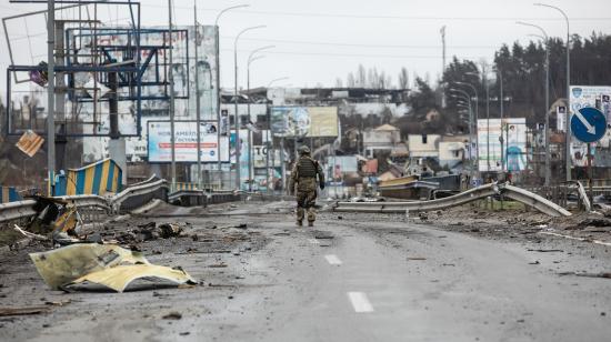 Un soldado ucraniano camina por una vía destruida en la ciudad de Bucha, región de Kiev, el 2 de abril de 2022. 
