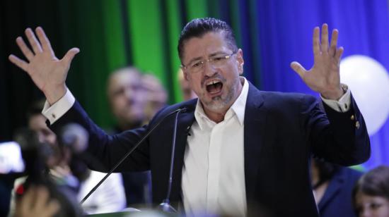 El presidente electo de Costa Rica, Rodrigo Chaves, durante su discurso al finalizar la segunda ronda de elecciones presidenciales, en San José, el 3 de abril de 2022.