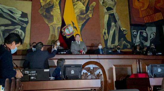 La tarde del 24 de febrero de 2022 el salón del Pleno de la Asamblea Nacional se quedó a oscuras, tras la suspensión de la sesión y la salida de la presidenta, Guadalupe Llori.