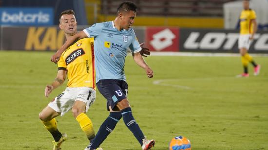 Damián Díaz, de Barcelona, intenta robar una pelota en un partido ante Universidad Católica, en Quito, el 1 de abril de 2022.