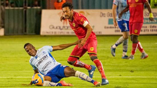 Fernando Hidalgo, jugador de Cumbaya FC, disputa una pelota en un partido ante Macará, en Ambato, el 4 de abril de 2022.