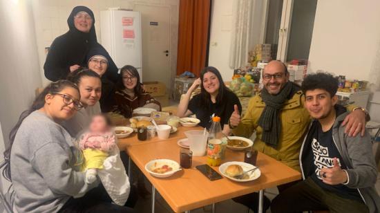 El embajador Luis Vayas con un grupo de ecuatorianos en el albergue en Przemyśl, Polonia, el 27 de febrero de 2022.