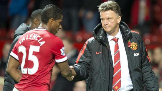 Antonio Valencia estrecha su mano con la de Louis Van Gaal, en un partido del Manchester United, en Old Trafford.