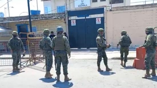 Policías y militares se concentran en los exteriores de la cárcel de Machala, el 5 de abril de 2022.