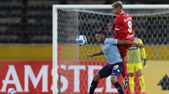 Ismael Díaz de Católica disputa un balón con Williams Alarcón de Unión La Calera en la Fecha 1 de la fase de grupos de la Copa Sudamericana.