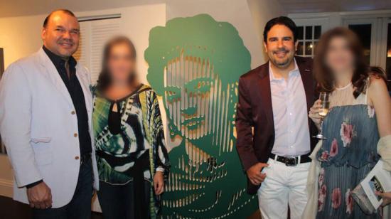 Ernesto Weisson Pazmiño (izq.) y Roberto Cortés (der.), durante la inauguración de Biscayne Art House, en las instalaciones de Biscayne Capital, en Miami, en 2012.