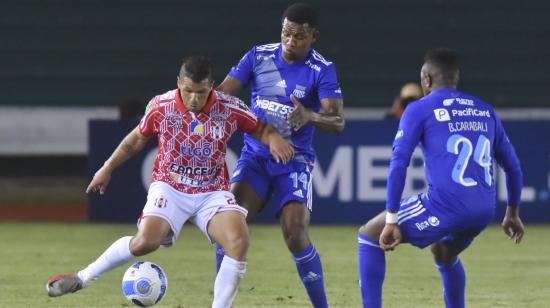Robin Ramírez, de Independiente, disputa el balón con Romario Caicedo, de Emelec, en Sucre, el 6 de abril de 2022.