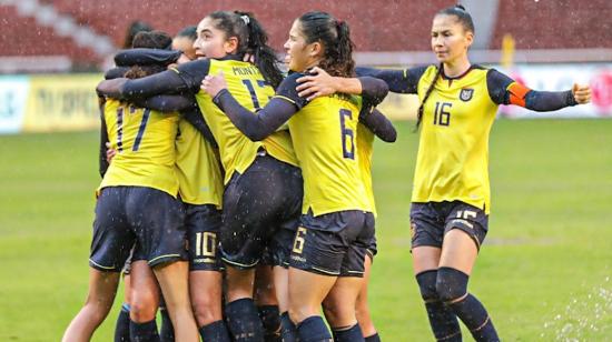 Las jugadoras de la selección ecuatoriana de fútbol festejan un gol en el estadio Rodrigo Paz Delgado.