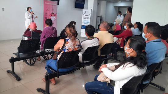 Pacientes de Solca reciben una charla, el 12 de octubre de 2021.