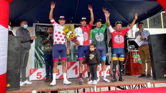 Jorge Montenegro y los líderes de la Etapa 1 de la Clásica 'Tulcán Capital del Ciclismo', el 7 de abril de 2022.