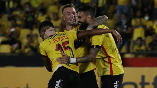 Jonathan Perlaza, Damián Díaz y Gonzalo Mastriani celebran en el partido de Barcelona ante Montevideo Wanderers, en el estadio Banco Pichincha, el 7 de abril de 2022.