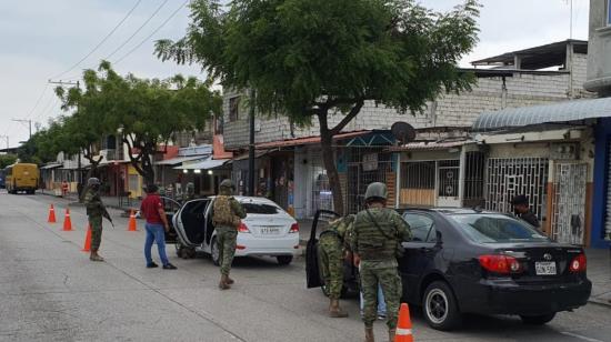 Controles policiales y militares se activaron en el sector de la Playita del Guasmo, sur de Guayaquil, tras la balacera del 21 de enero de 2022.