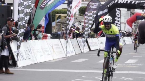 El ciclista Diego Montalvo, del Team CyS Technology, cruza la meta en la Etapa 2 de la Clásica 'Tulcán Capital del ciclismo', el 8 de abril de 2022.