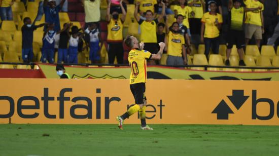 Damián 'Kitu' Díaz celebra con los puños cerrados su gol olímpico anotado por Copa Sudamericana frente a Wanderers, el 7 de abril de 2022.