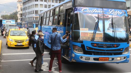 Una vista de un bus de transporte público en el norte de Quito, el 8 de abril de 2022.