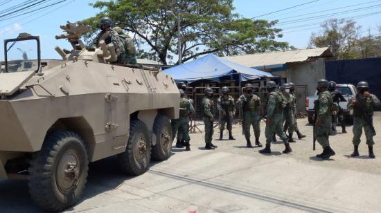 Tras la masacre carcelaria, militares custodian los exteriores de la Penitenciaria del Litoral, en Guayaquil, el 29 de septiembre de 2021.