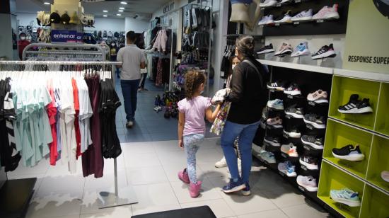 Una tienda de ropa deportiva en un centro comercial en el centro norte de Quito, en diciembre de 2021. 