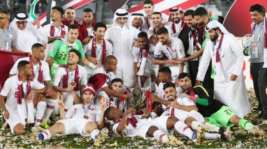 Los futbolistas cataríes festejan su primer título de la Copa de Asia, el 1 de febrero de 2019, en Emiratos Árabes Unidos.