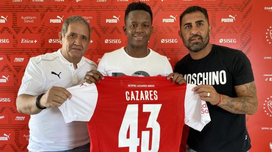 Juan Cazares (centro), posa con la camiseta de Independiente de Avellaneda junto a dirigentes del club, el 8 de abril de 2022.