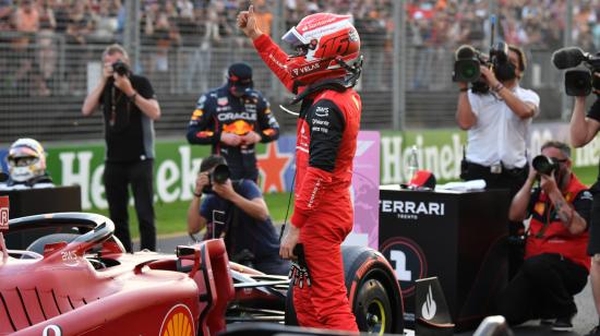 El piloto de Ferrari festeja la 'pole position' conseguida para el Gran Premio de Australia de la Fórmula 1 2022, el 9 de abril.