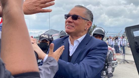 Jorge Glas saluda con sus simpatizantes, en los exteriores de la Cárcel de Latacunga, el 10 de abril de 2022.