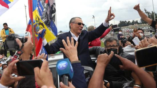 Jorge Glas subido en la camioneta a la salida de la cárcel de Latacunga. Cotopaxi, 10 de abril de 2022.