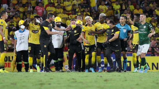 Byron Castillo intenta salir caminando de la cancha luego de un golpe que sufrió en la cabeza durante el partido contra Orense en Guayaquil, el 10 de abril de 2022.