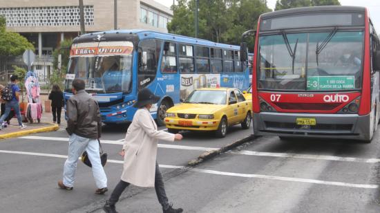 Un bus del sistema metropolitano Ecovía, en una calle del centro norte de Quito, el 10 de abril de 2022.