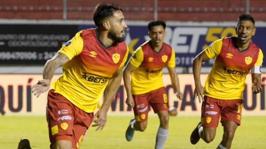 Francisco Fydriszewski festeja un gol ante Macará, en el estadio Gonzalo Pozo Ripalda, el 11 de abril de 2022.