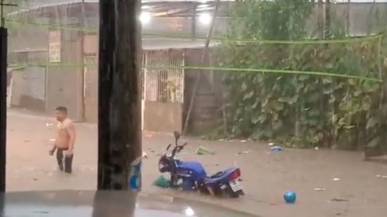 Captura de videos difundidos en redes sociales del sector Paraíso de la Flor, uno de los seis colapsados tras las intensas lluvias en Guayaquil, del 11 de abril de 2022.