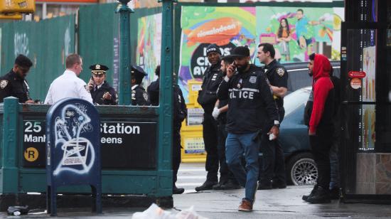 Un gran despliegue policial y de equipos de emergencia se evidencia en el metro de Nueva York, donde un sujeto propició un tiroteo que deja varios heridos, el 12 de abril de 2022.