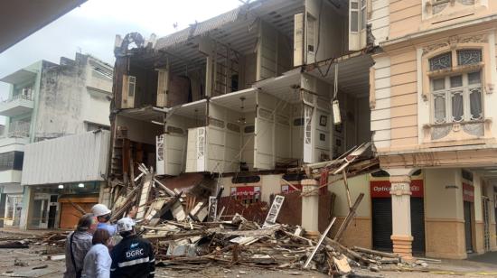 Imagen del edificio patrimonial, ubicado en 9 de Octubre y Escobedo, centro de Guayaquil, que se desplomó la madrugada del 12 de abril de 2022.