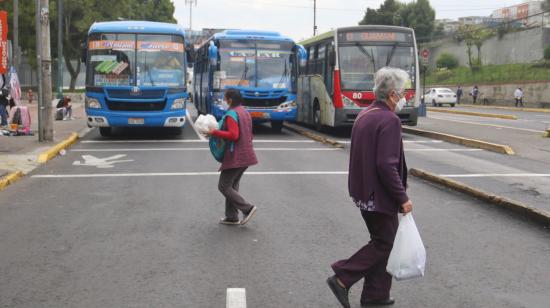 Personas caminan por una calle del centro de Quito, el 11 de abril de 2022.