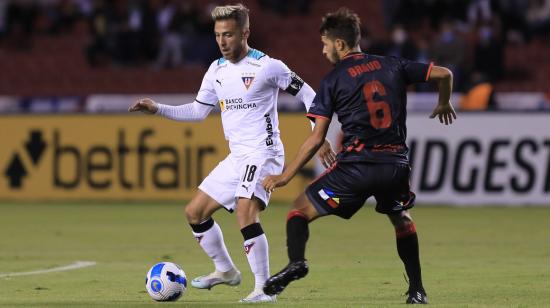 Ezequiel Piovi maneja una pelota en el partido ante Antofagasta en Quito, por Copa Sudamericana, el 12 de abril de 2022.