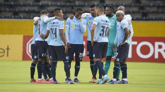 Jugadores de la Universidad Católica, en el partido ante Unión La Calera, por la Copa Sudamericana, el 5 de abril de 2022.