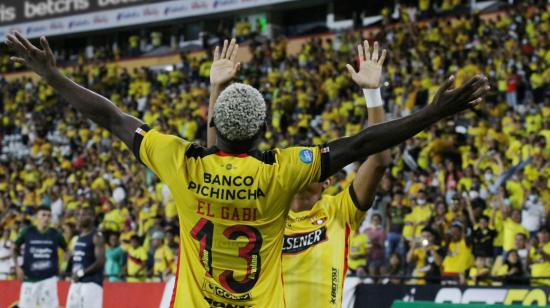 Gabriel Cortez, de Barcelona, celebra con su compañero Carlos Garcés uno de los goles anotados en la Fecha 7 contra Orense, el domingo 10 de abril de 2022.