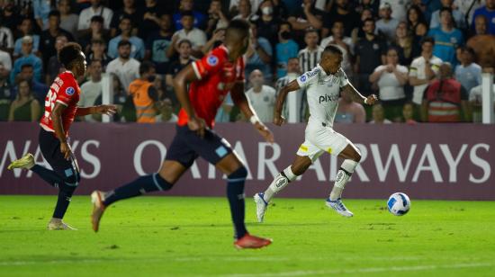 Un jugador del Santo domina la pelota en el partido frente a Universidad Católica por la fecha dos del Grupo C de la Sudamericana.