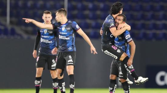 Junior Sornoza celebra con sus compañeros luego de marcar un gol ante Deportes Tolima, el 13 de abril de 2022.