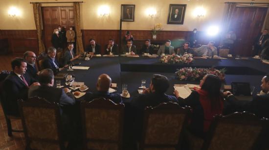 El presidente Guillermo Lasso se reunió con maestros en su día, en el Palacio de Carondelet, el 13 de abril de 2022.